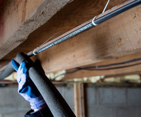 External heat trace cable on pipe with insulation